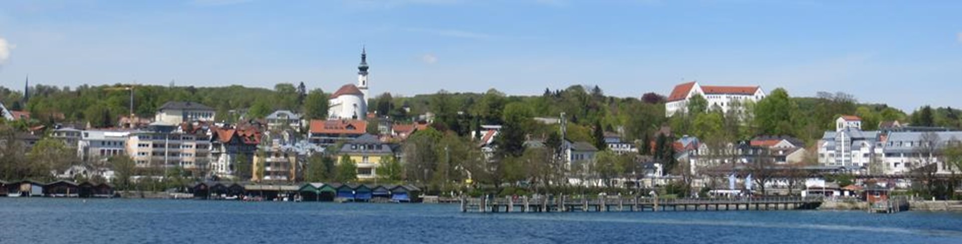 Das Foto zeigt den Blick auf die Stadt Starnberg vom Starnberger See aus.  
